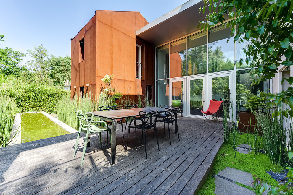 Inspiration for a mid-sized contemporary backyard deck in Nantes with no cover.