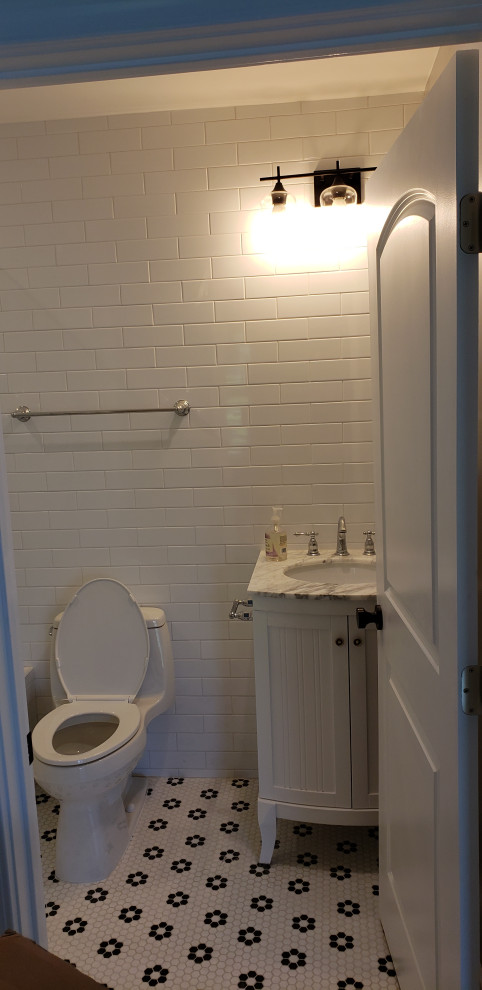 Idéer för att renovera ett litet funkis vit vitt en-suite badrum, med skåp i shakerstil, vita skåp, en hörndusch, en toalettstol med hel cisternkåpa, vit kakel, tunnelbanekakel, vita väggar, mosaikgolv, ett nedsänkt handfat, bänkskiva i akrylsten, vitt golv och dusch med gångjärnsdörr