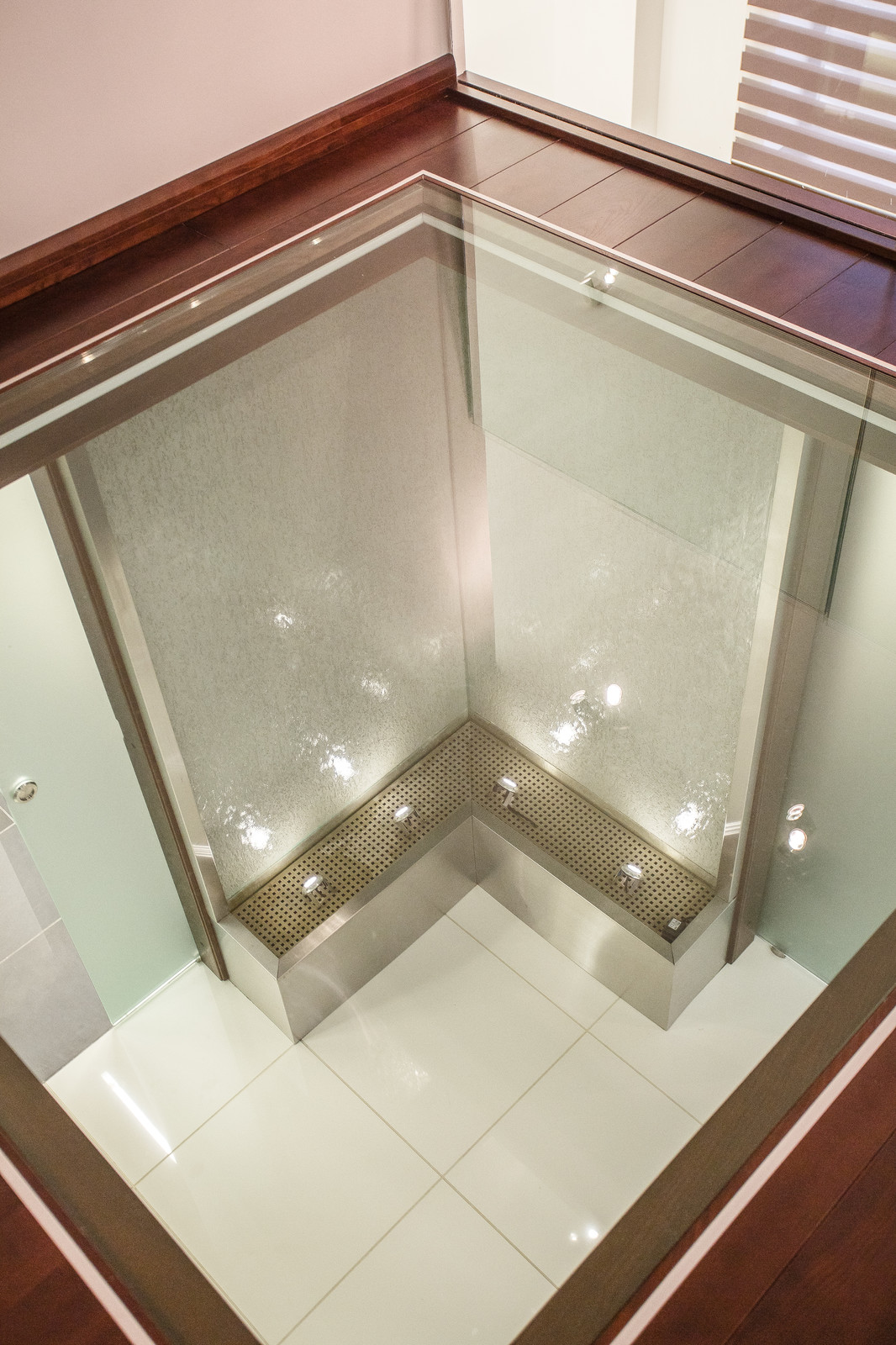 Офис со стеклянной лестницей