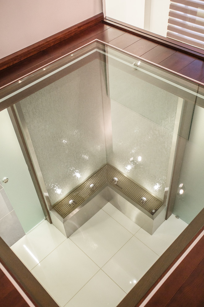 Офис со стеклянной лестницей