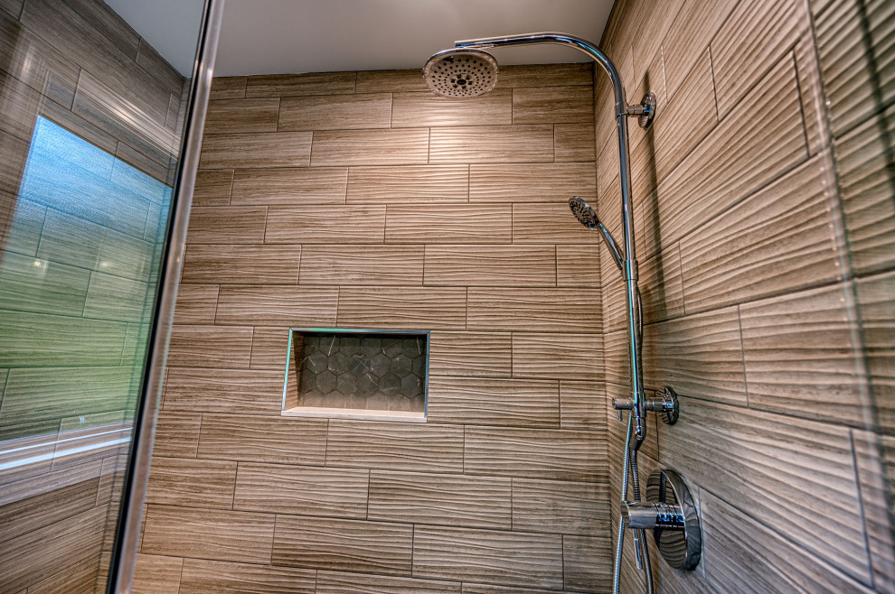 Foto de cuarto de baño doble y a medida clásico renovado de tamaño medio con paredes grises, suelo de madera oscura y encimera de cuarzo compacto