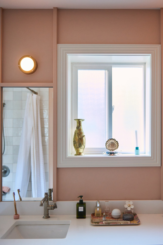 Стильный дизайн: большая главная ванная комната в современном стиле с фасадами в стиле шейкер, коричневыми фасадами, ванной в нише, душем над ванной, унитазом-моноблоком, серой плиткой, керамической плиткой, розовыми стенами, полом из керамической плитки, врезной раковиной, столешницей из искусственного кварца, серым полом, шторкой для ванной, белой столешницей, сиденьем для душа, тумбой под две раковины, подвесной тумбой, деревянным потолком и деревянными стенами - последний тренд