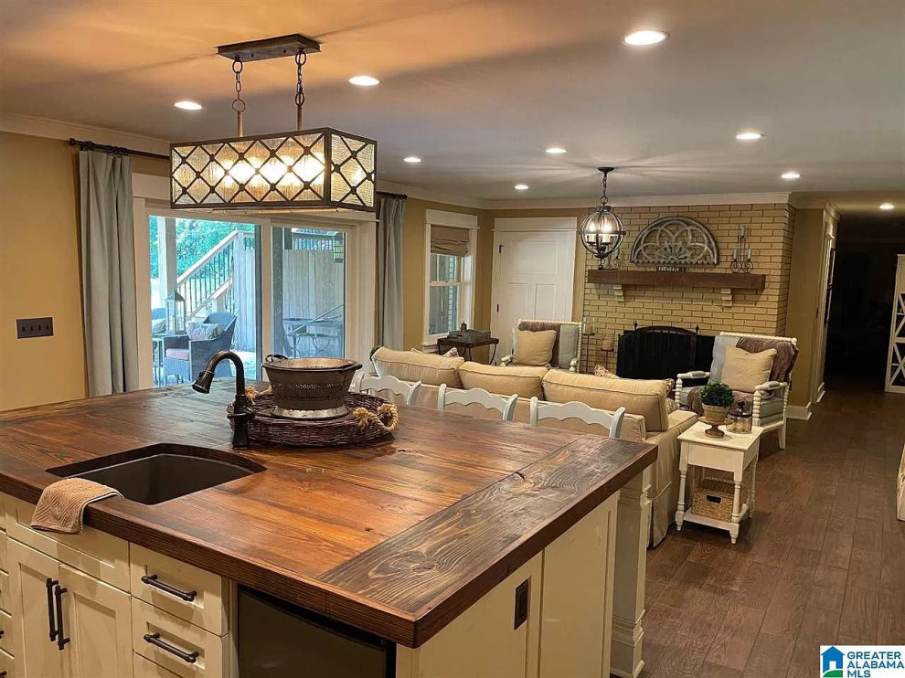 Kitchen - rustic kitchen idea in Birmingham
