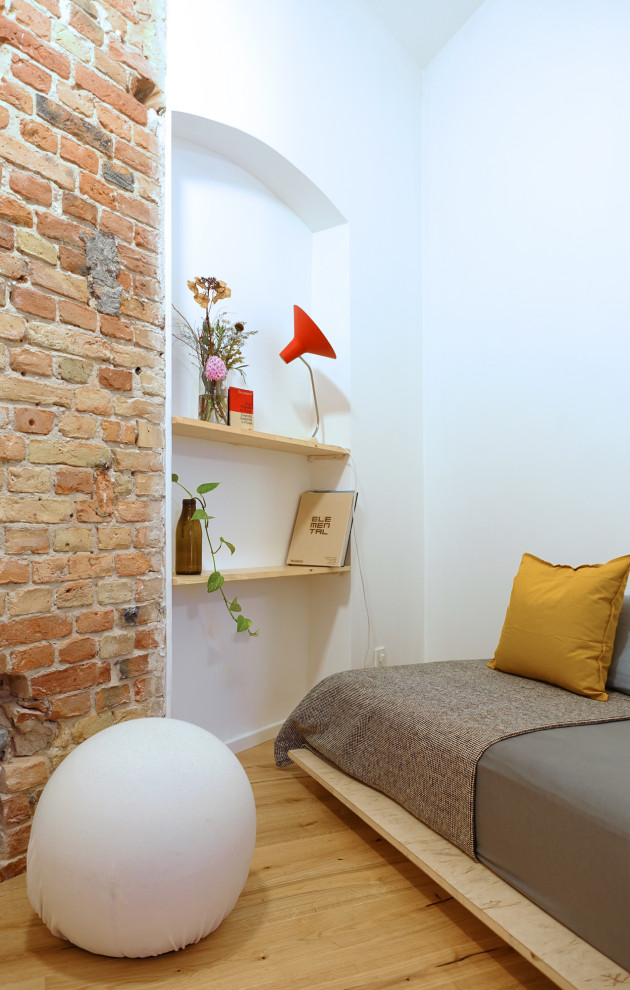 Bild på ett litet funkis gästrum, med vita väggar och beiget golv