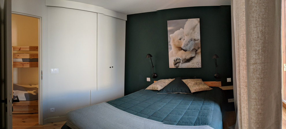 Inspiration for a small scandinavian light wood floor bedroom remodel in Montpellier with green walls