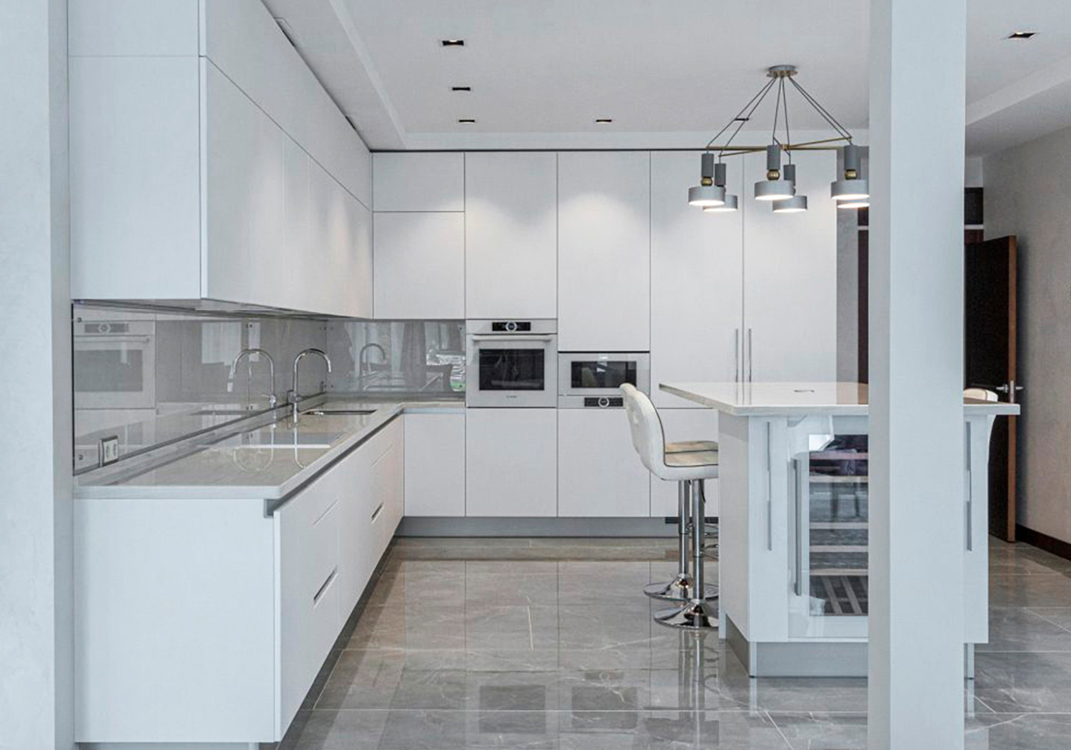 Белая кухня с белой столешницей