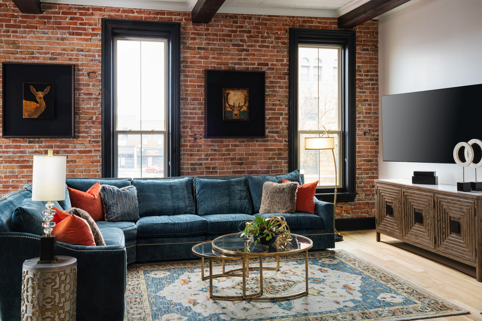 Стильный дизайн: гостиная комната в стиле лофт с синим диваном - последний тренд