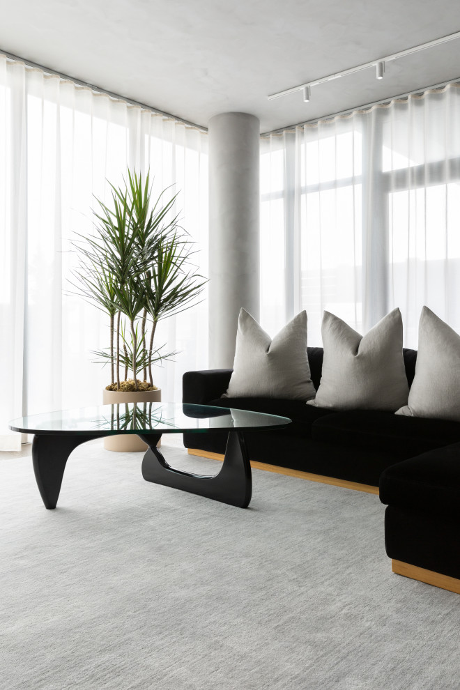 Foto de salón abierto minimalista de tamaño medio con paredes blancas, suelo de madera pintada, televisor colgado en la pared, suelo gris y panelado