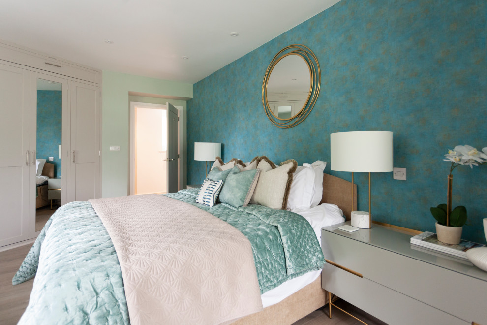 Imagen de dormitorio principal de estilo de casa de campo grande con paredes azules, suelo vinílico y papel pintado