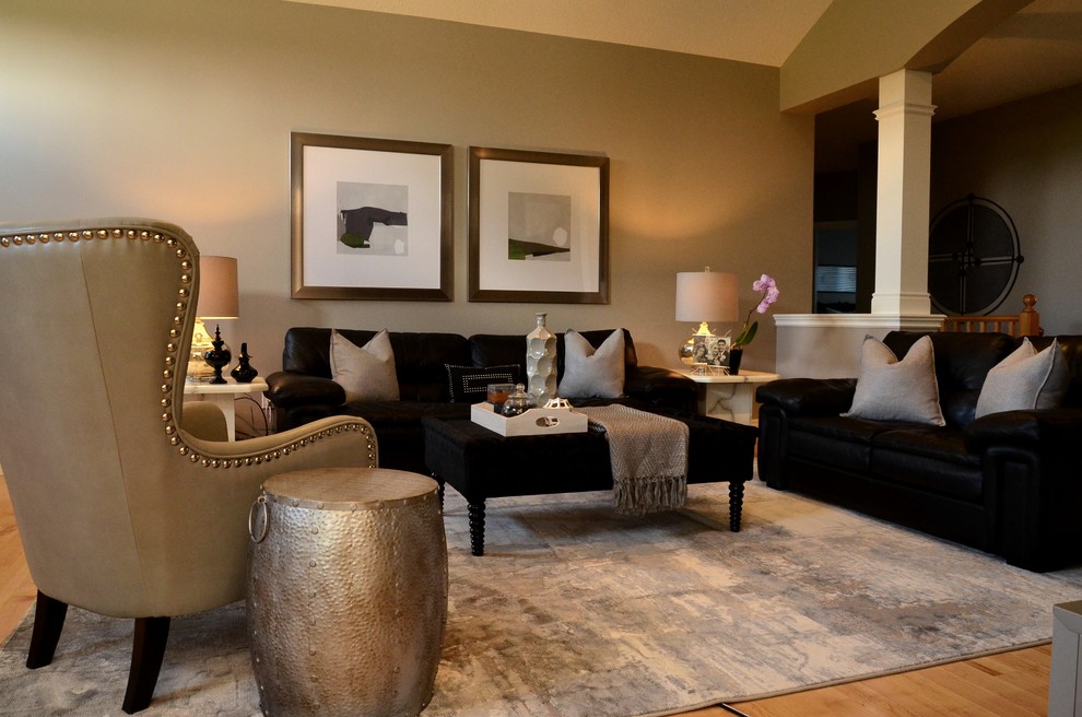 Example of a transitional home design design in Toronto