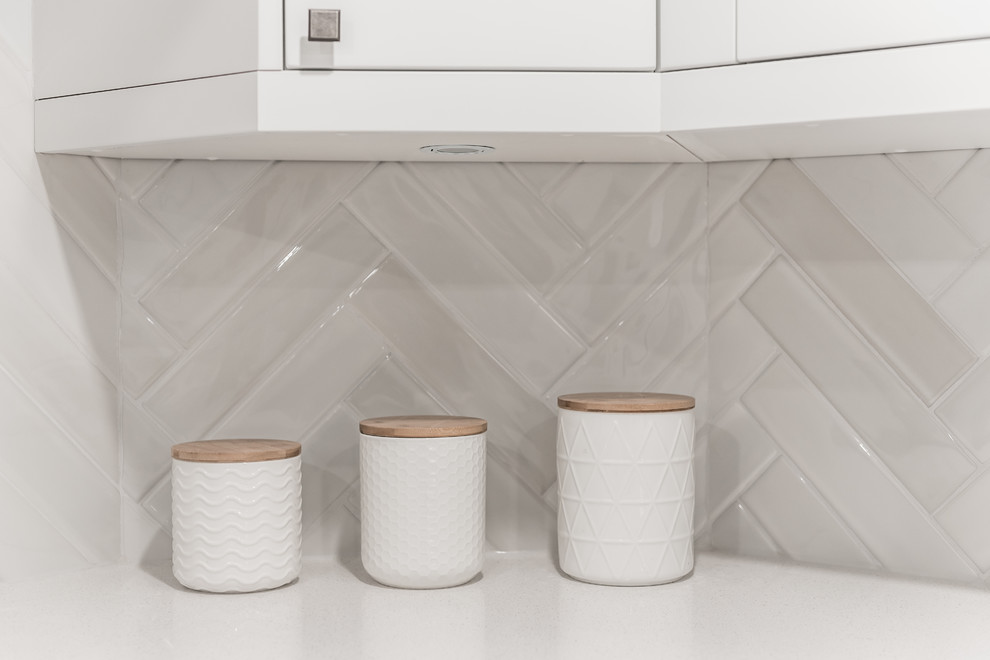 Example of a transitional basement design in Toronto