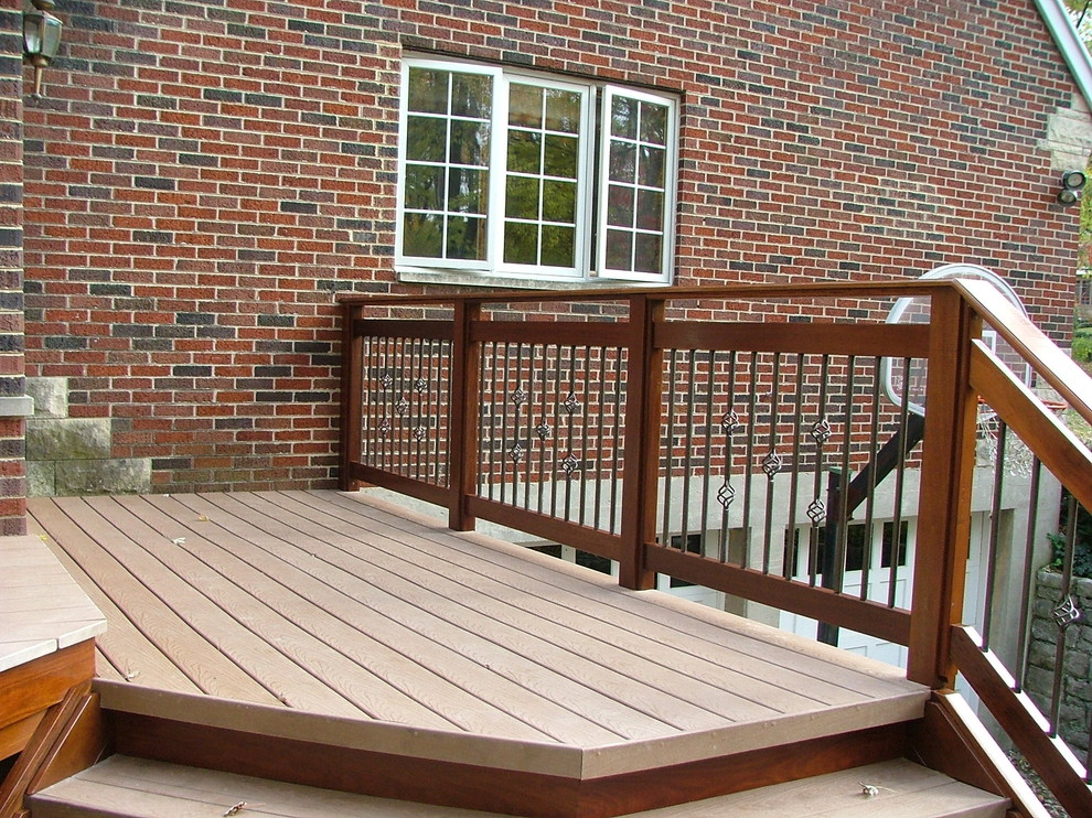 This is an example of a traditional deck in Cincinnati.