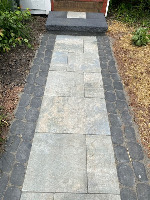 Cambridge Oceanside Pavers with coal river rock border