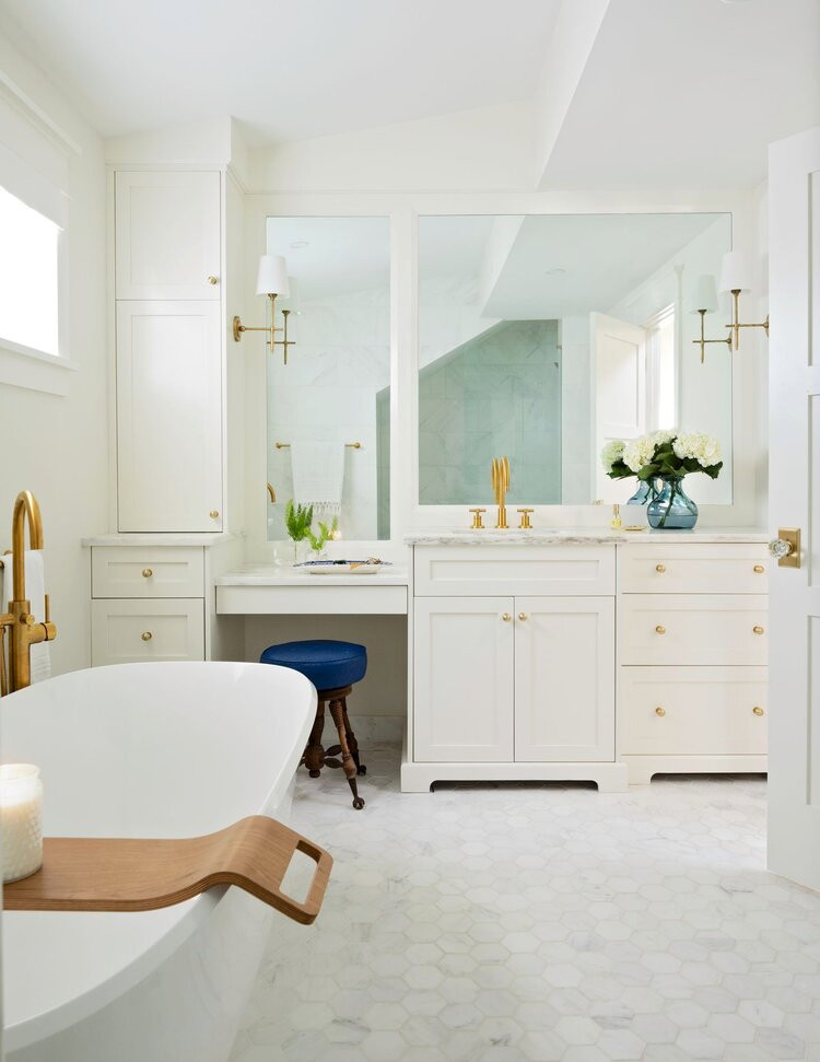 Idée de décoration pour une salle de bain principale design de taille moyenne avec un placard à porte shaker, une baignoire indépendante, un sol en carrelage de terre cuite, un lavabo encastré, un plan de toilette en quartz modifié, un plan de toilette blanc, meuble simple vasque et meuble-lavabo encastré.