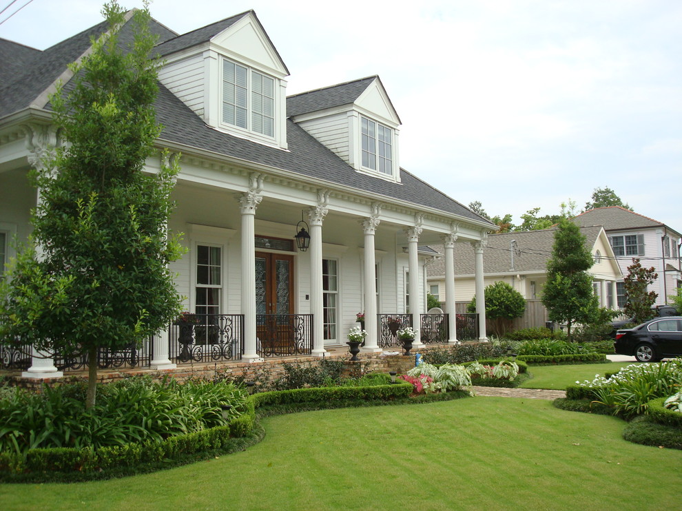 Design ideas for a mid-sized traditional front yard full sun garden in New Orleans with a garden path and brick pavers.