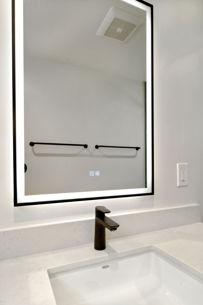 Свежая идея для дизайна: ванная комната среднего размера в современном стиле с плоскими фасадами, светлыми деревянными фасадами, душем в нише, унитазом-моноблоком, синей плиткой, керамической плиткой, белыми стенами, полом из керамогранита, врезной раковиной, столешницей из искусственного кварца, белым полом, душем с раздвижными дверями, белой столешницей, тумбой под одну раковину и встроенной тумбой - отличное фото интерьера