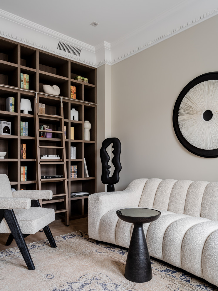 На фото: гостиная комната в стиле неоклассика (современная классика) с с книжными шкафами и полками, паркетным полом среднего тона, телевизором на стене, зоной отдыха и ковром на полу