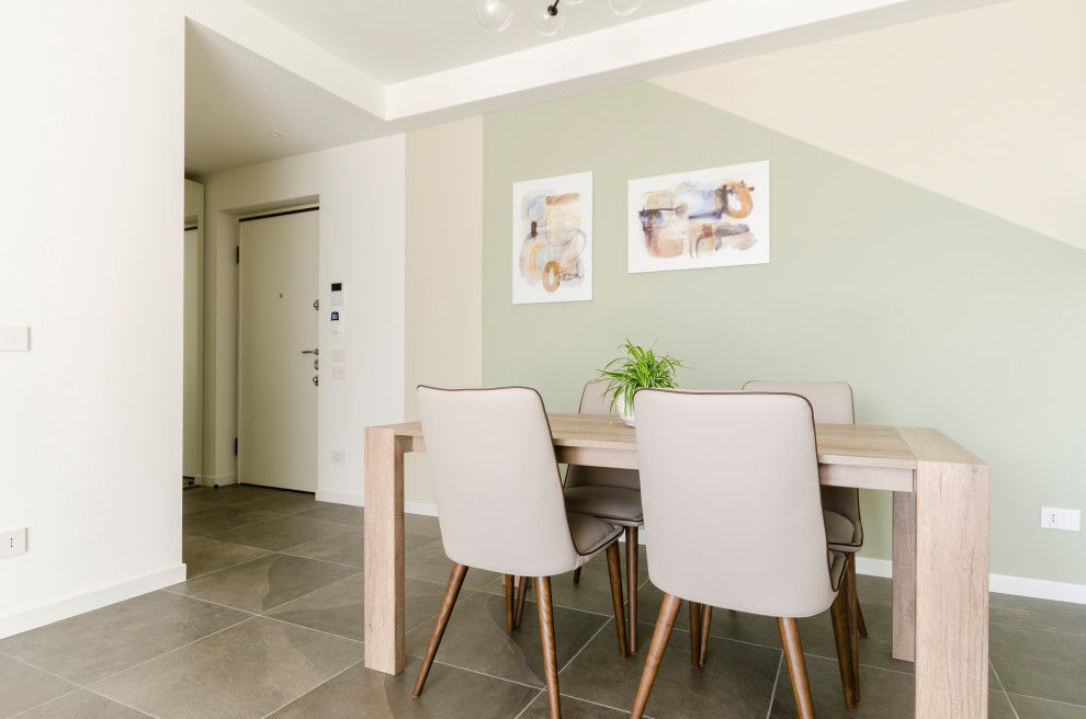 Esempio di una sala da pranzo design di medie dimensioni con pareti multicolore, pavimento in gres porcellanato, nessun camino e pavimento marrone