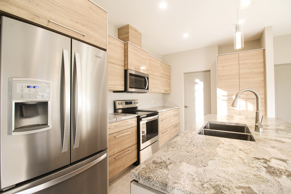 Bild på ett mellanstort funkis brun linjärt brunt kök och matrum, med en undermonterad diskho, släta luckor, skåp i ljust trä, bänkskiva i kvartsit, grått stänkskydd, rostfria vitvaror och en köksö
