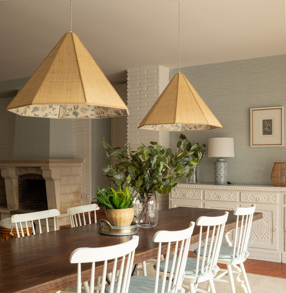 Imagen de comedor clásico renovado grande abierto con paredes azules, suelo de baldosas de cerámica, todas las chimeneas, marco de chimenea de piedra, suelo marrón, papel pintado y alfombra