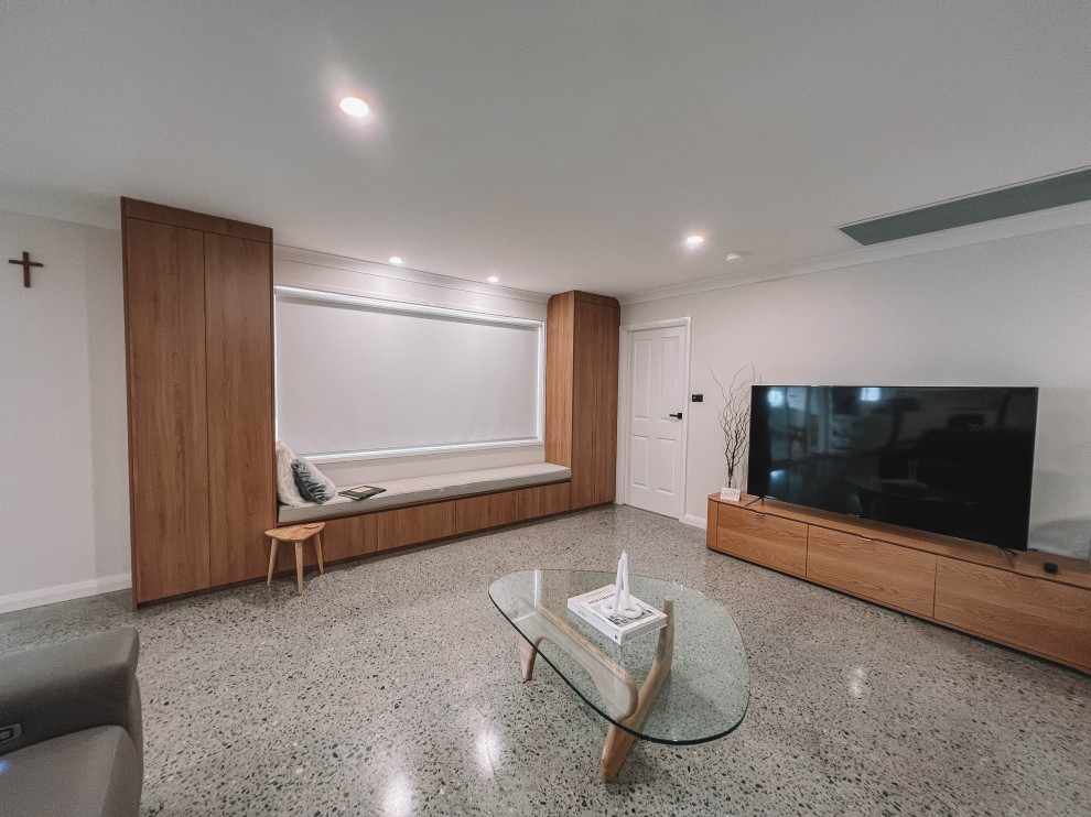 Ejemplo de salón abierto escandinavo de tamaño medio con paredes blancas, suelo de cemento, televisor independiente, suelo gris, madera y madera