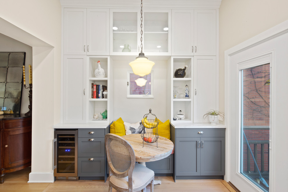 Transitional home design photo in Chicago