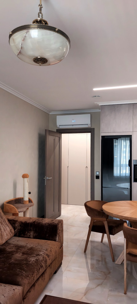 Mittelgroßes Modernes Wohnzimmer ohne Kamin mit brauner Wandfarbe, Porzellan-Bodenfliesen, freistehendem TV, beigem Boden und eingelassener Decke in Moskau