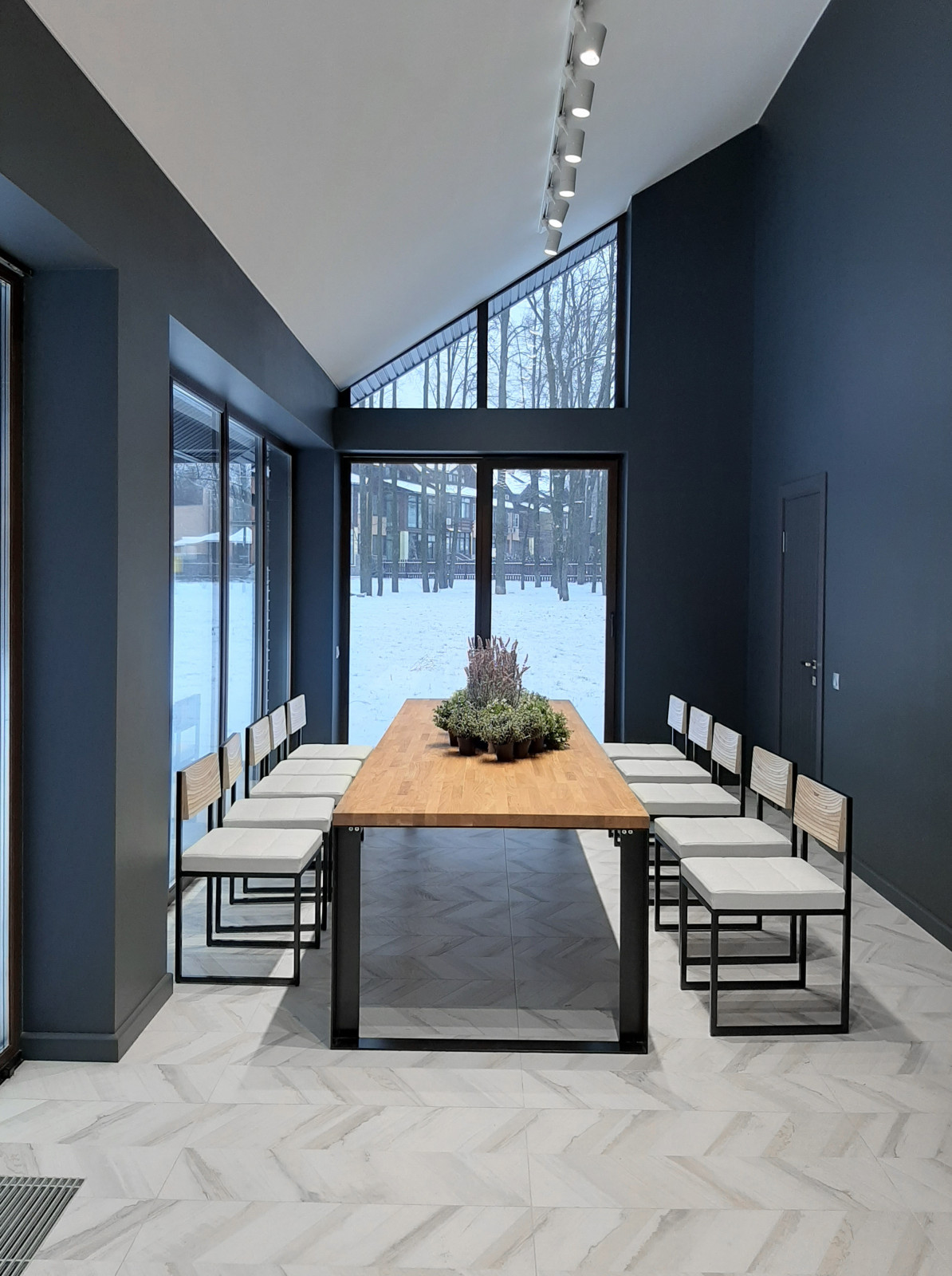 Беседка с панорамным остеклением.