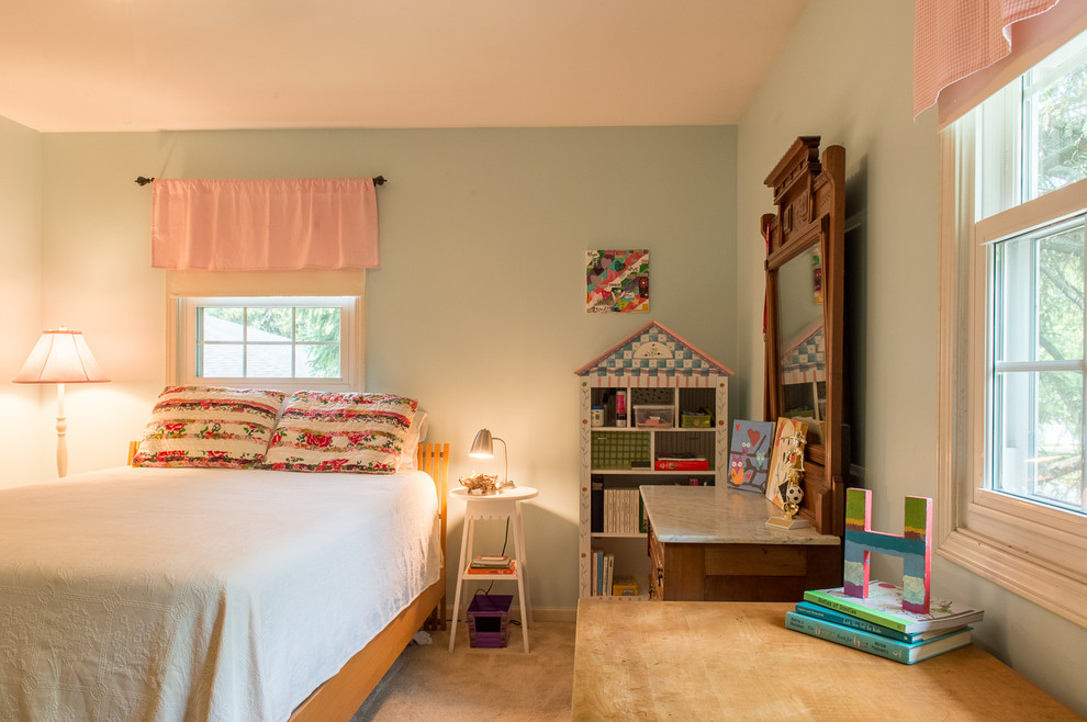 This is an example of a transitional kids' room in Chicago.