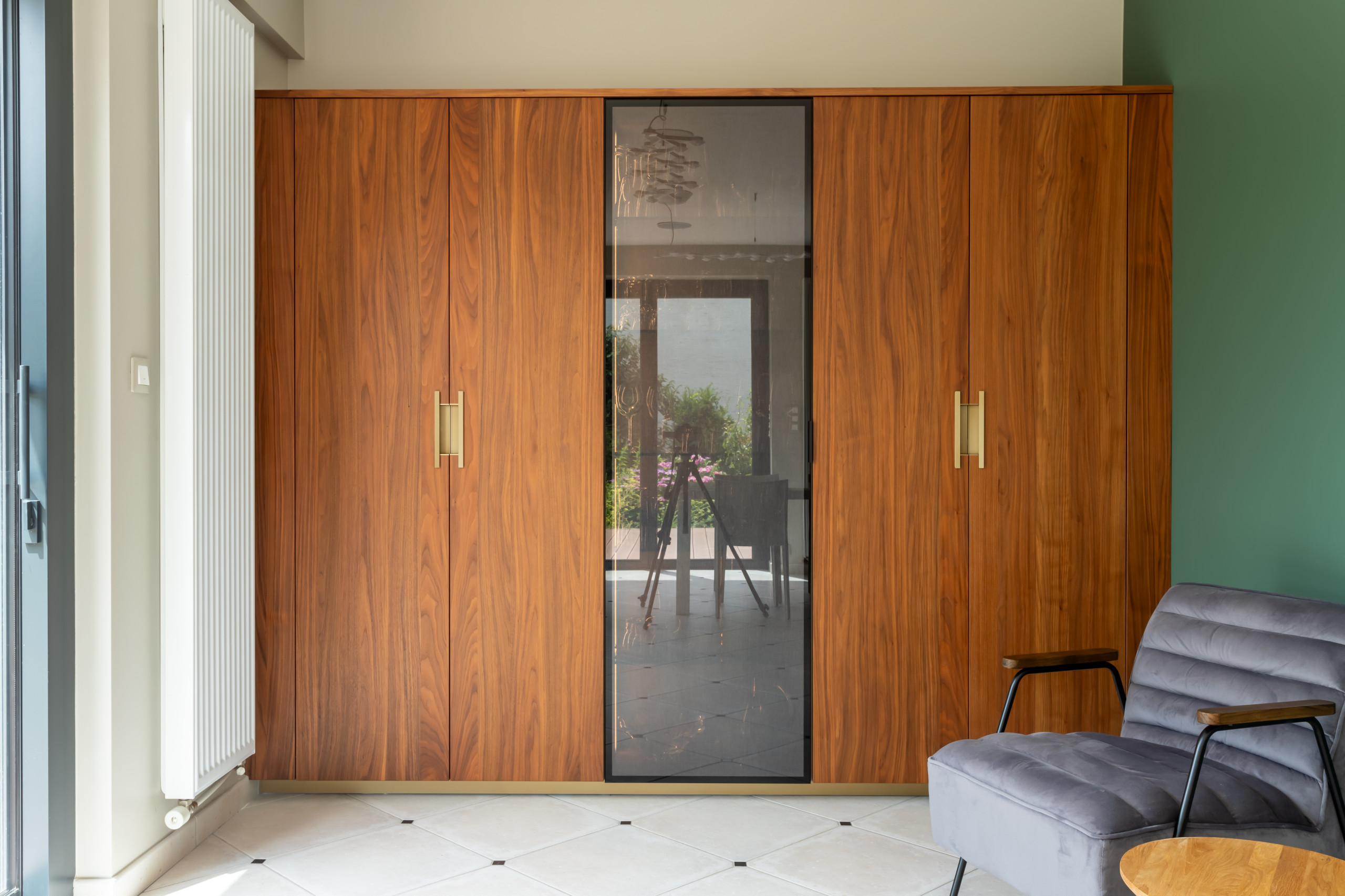 Rénovation d'une cuisine ouverte et chambre multifonction avec bureau intégré