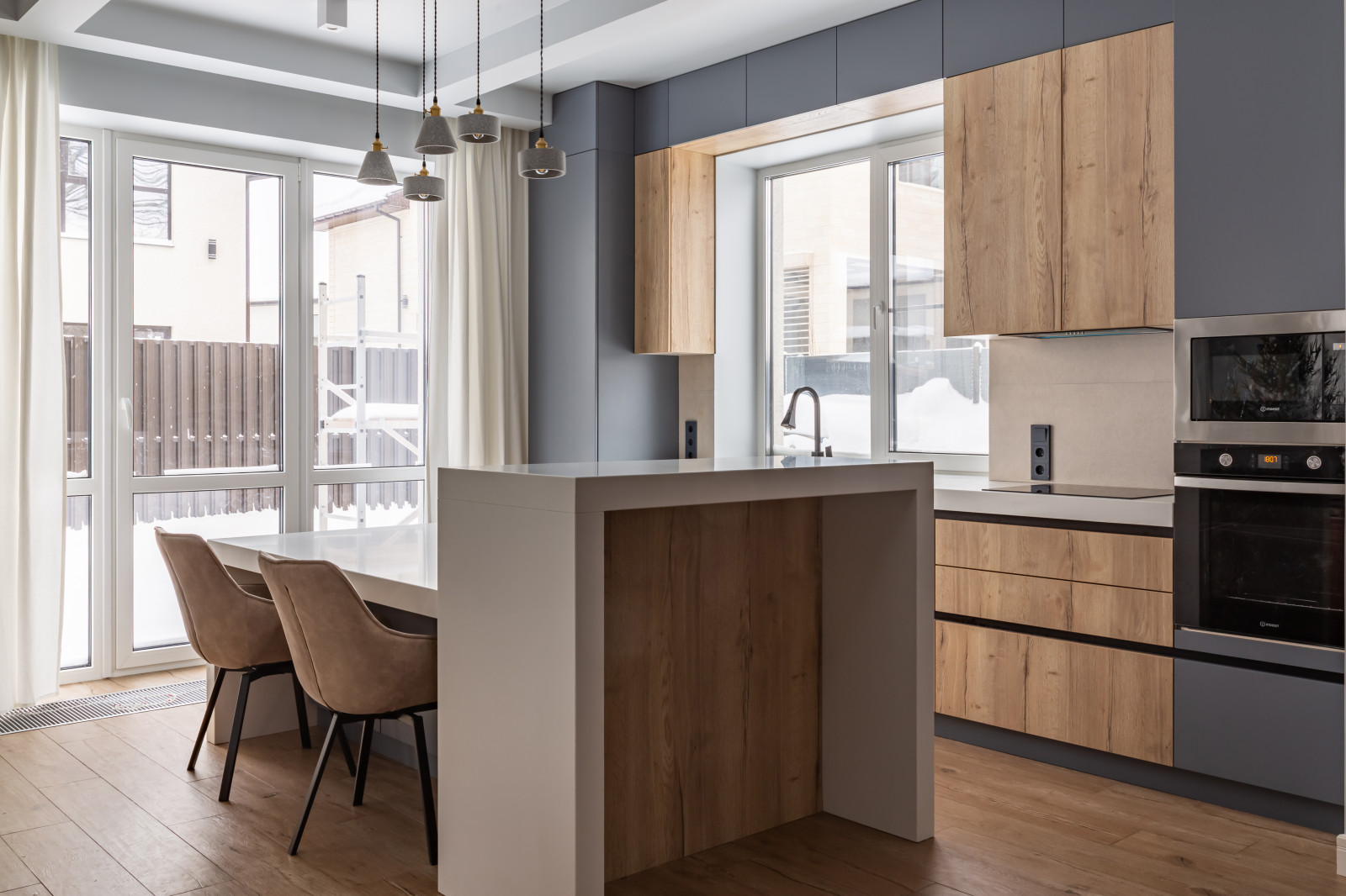 Современная кухня в загородный дом