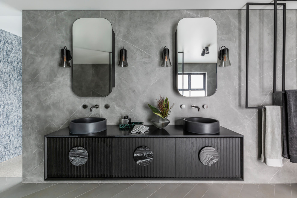 シドニーにあるラグジュアリーな広いコンテンポラリースタイルのおしゃれなマスターバスルーム (フローティング洗面台) の写真
