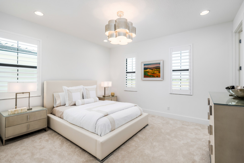 Imagen de habitación de invitados contemporánea de tamaño medio con paredes blancas, moqueta y suelo beige