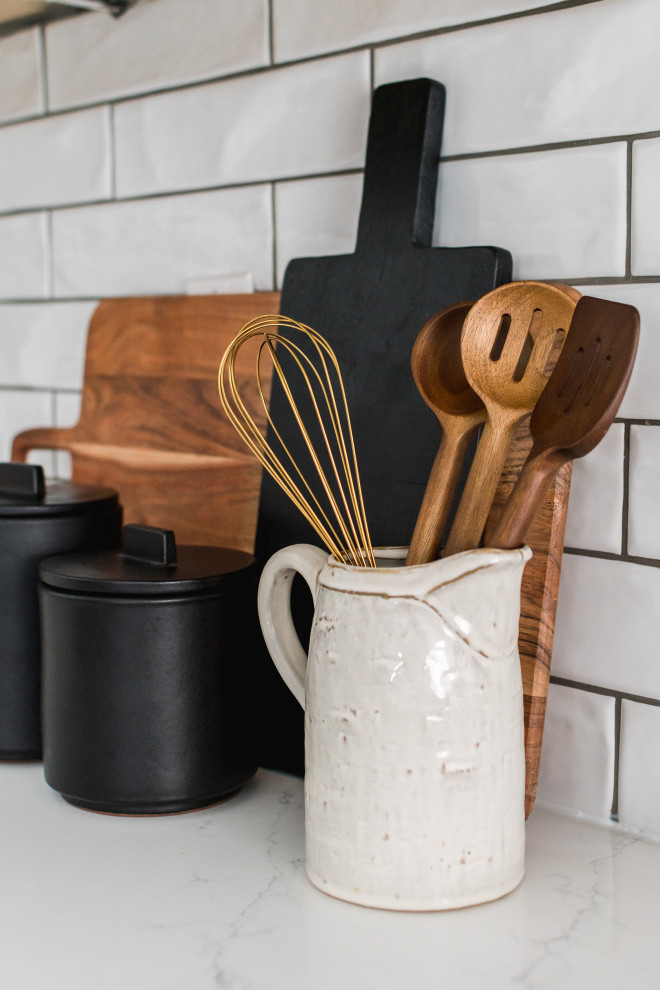 Kitchen - transitional kitchen idea in Toronto