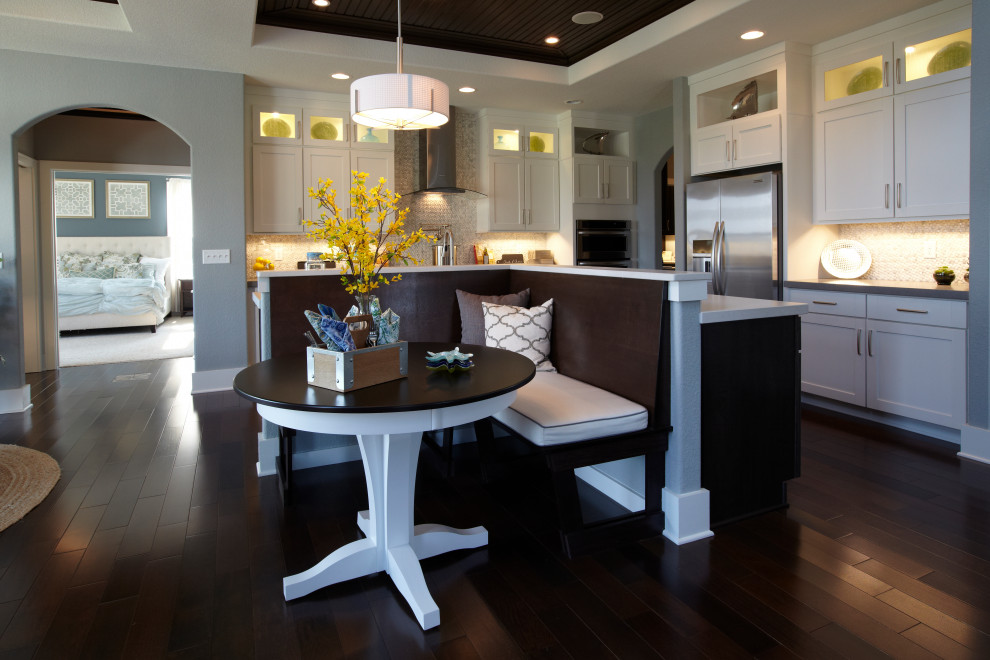 Transitional home design photo in Milwaukee