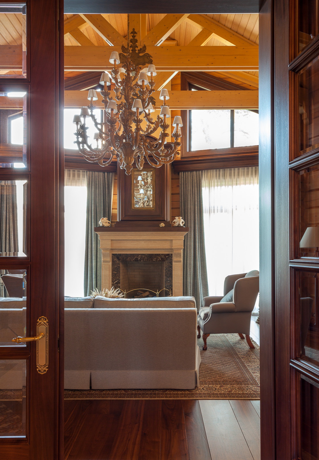 Деревянный дом в классическом стиле