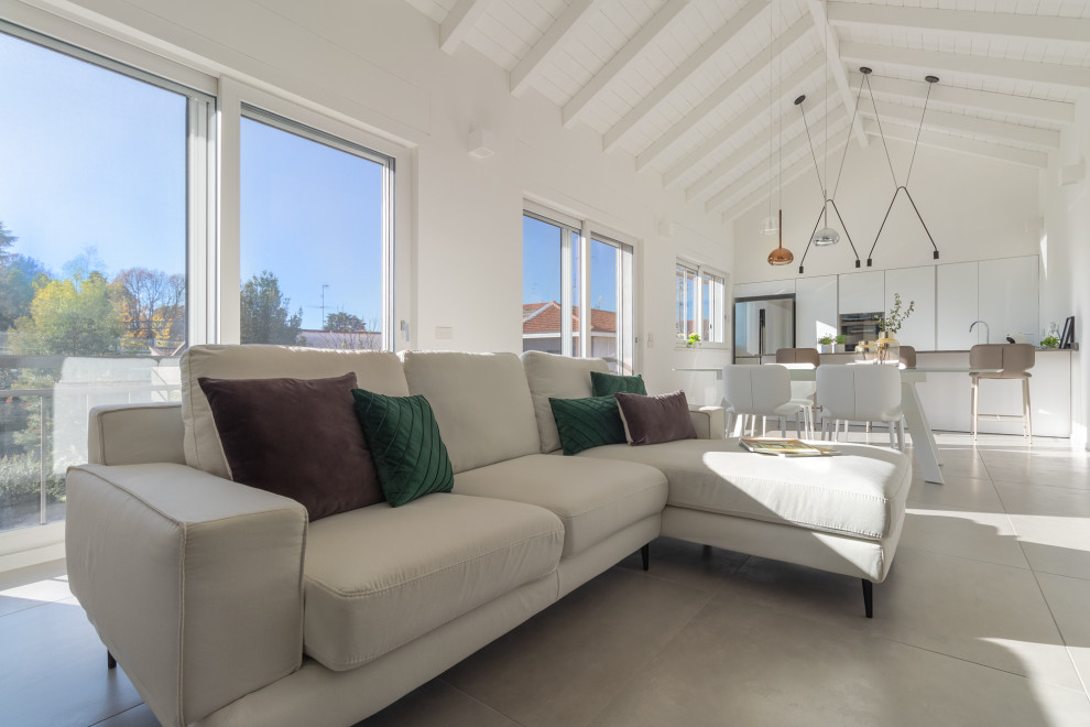 Geräumiges, Offenes Modernes Wohnzimmer mit weißer Wandfarbe, Porzellan-Bodenfliesen, beigem Boden und freigelegten Dachbalken in Mailand