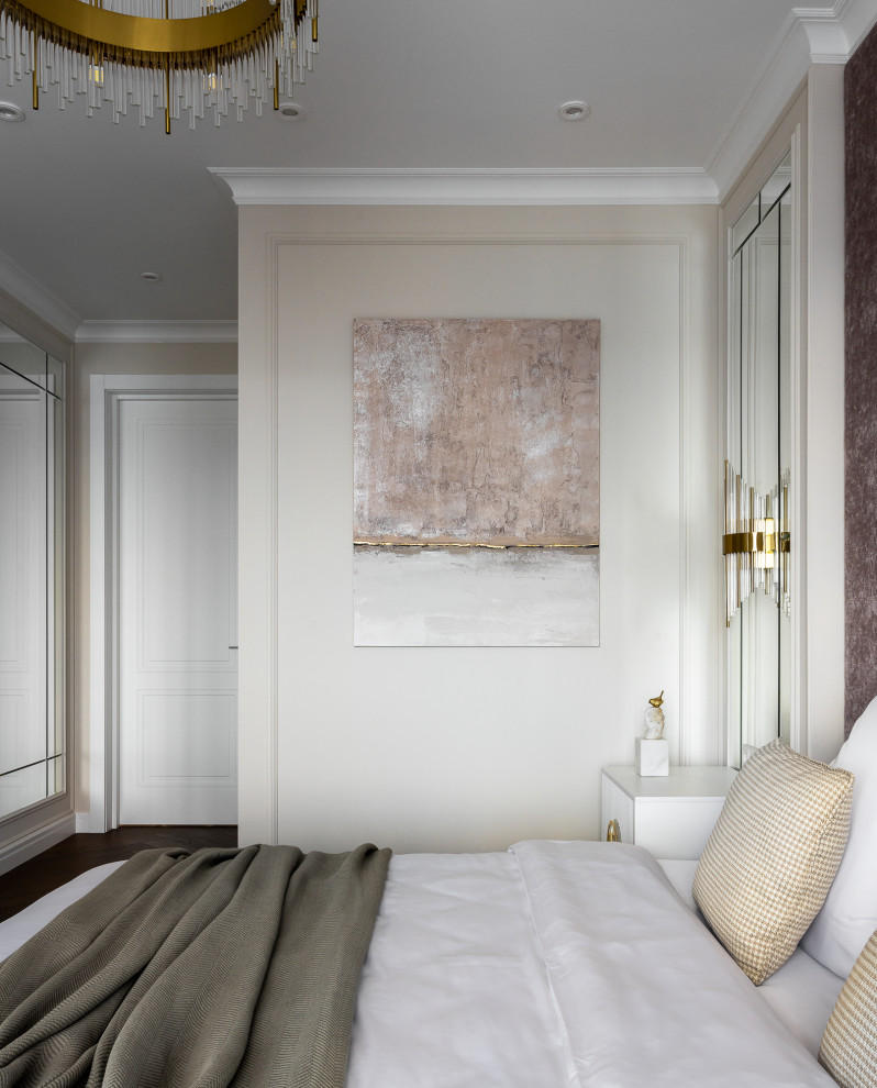 Стильный дизайн: хозяйская, серо-белая спальня среднего размера в стиле неоклассика (современная классика) с бежевыми стенами, паркетным полом среднего тона, коричневым полом, панелями на стенах и акцентной стеной - последний тренд