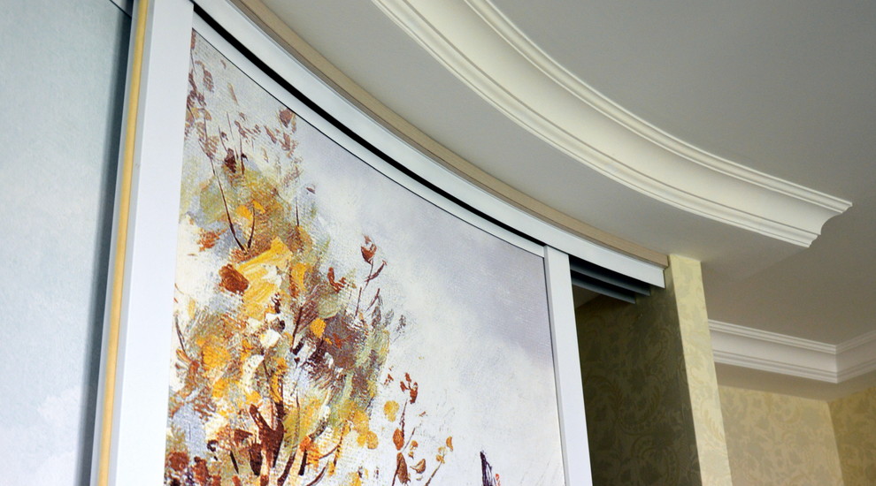 Радиусный шкаф с фреской.