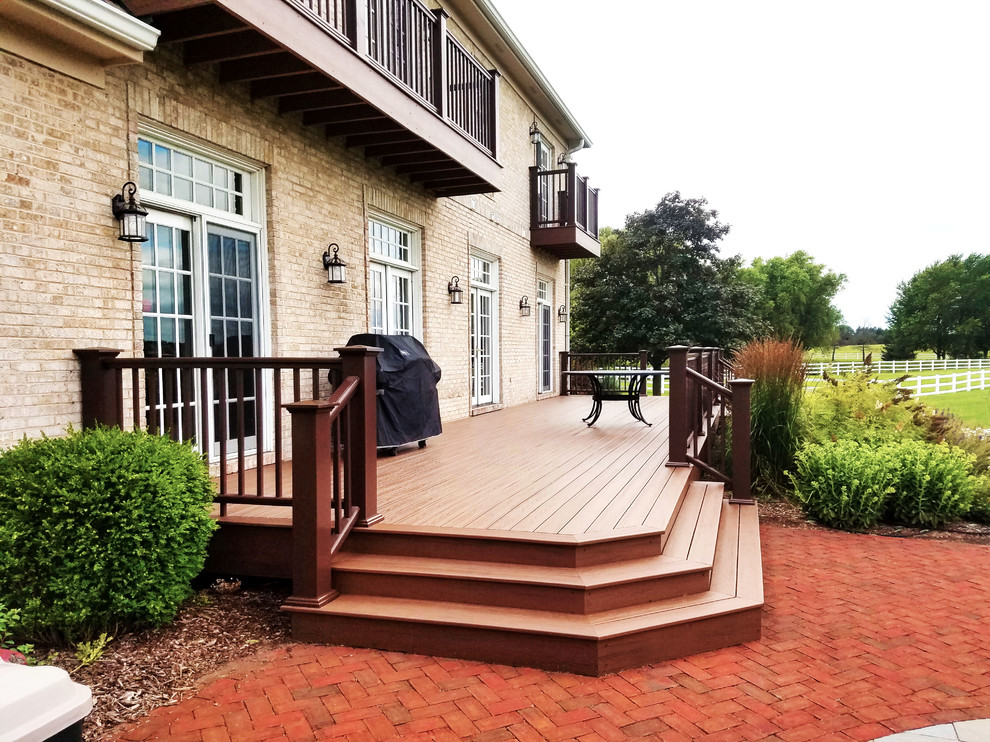 Example of a backyard deck design in Chicago
