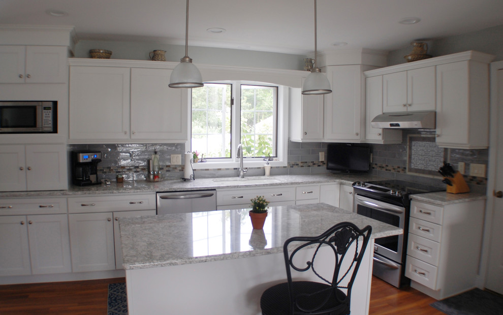 Transitional kitchen photo in Bridgeport