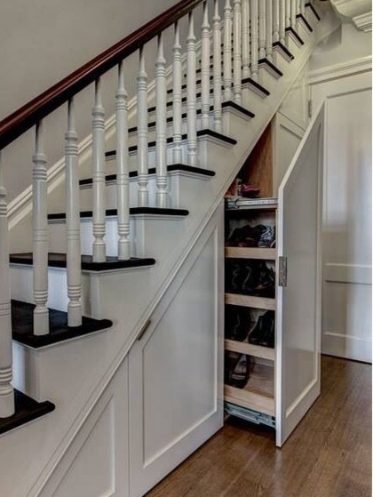 Transitional home design photo in Chicago