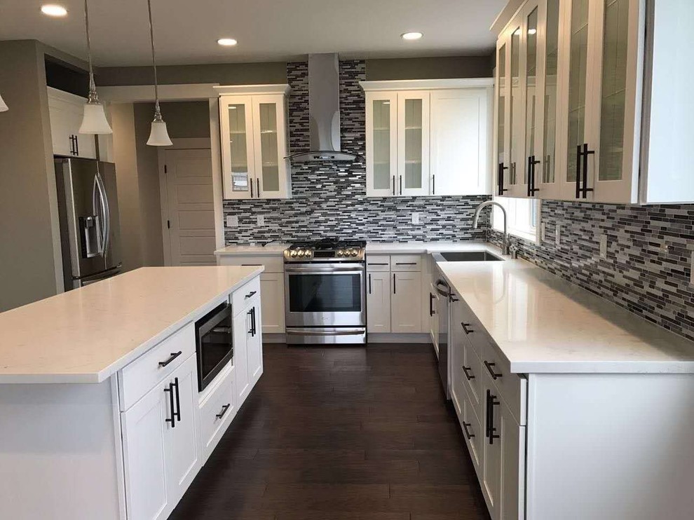 Transitional kitchen photo in Sacramento