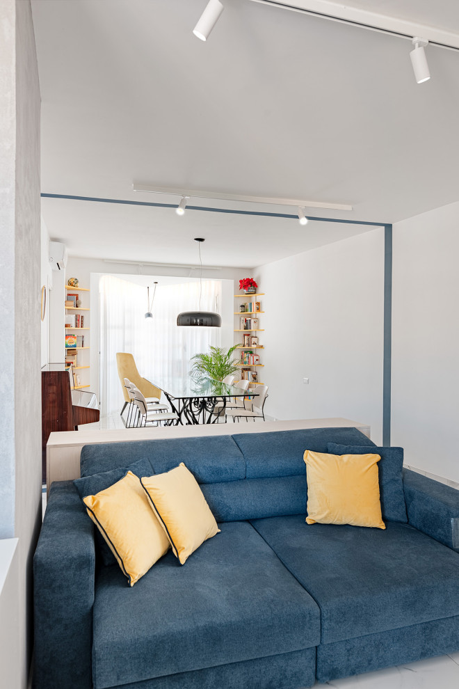 Foto di un soggiorno contemporaneo aperto con pareti bianche, pavimento in gres porcellanato, pavimento bianco e con abbinamento di mobili antichi e moderni