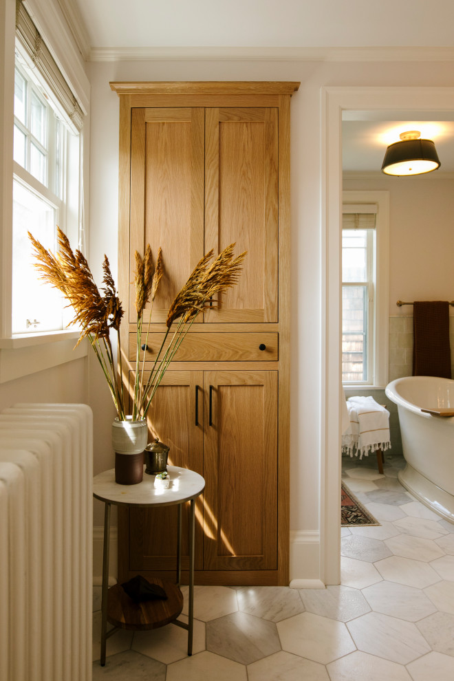 Inspiration for a transitional home design remodel in Minneapolis