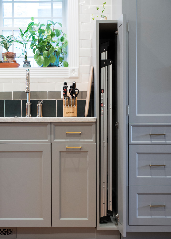Transitional home design photo in Chicago