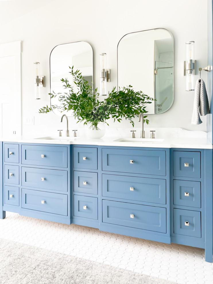 Exempel på ett stort klassiskt vit vitt en-suite badrum, med skåp i shakerstil, blå skåp, ett badkar med tassar, en dusch i en alkov, vit kakel, keramikplattor, grå väggar, klinkergolv i keramik, ett undermonterad handfat, bänkskiva i kvarts, vitt golv och dusch med gångjärnsdörr