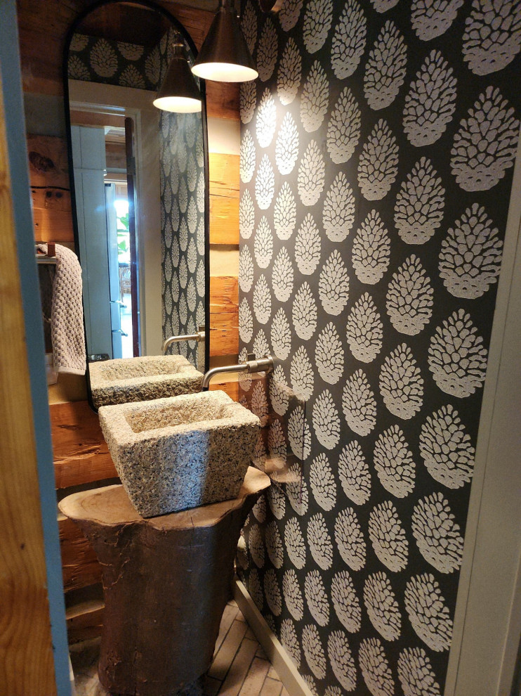 Foto på ett litet rustikt toalett, med grå väggar och ett fristående handfat
