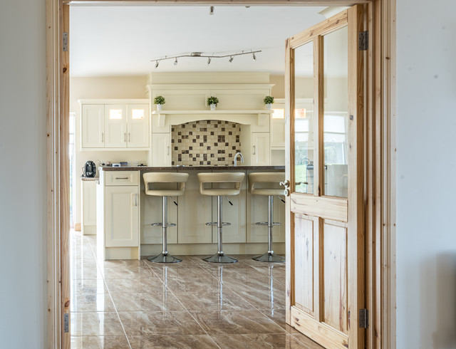 Painted Kitchen with Range Surround nyklassisk-koekken