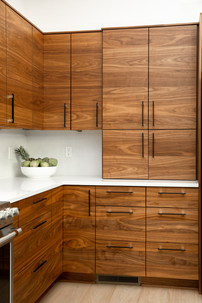 Esempio di una piccola cucina minimalista con ante lisce, ante in legno scuro, top in quarzo composito, paraspruzzi bianco, paraspruzzi in quarzo composito e top bianco